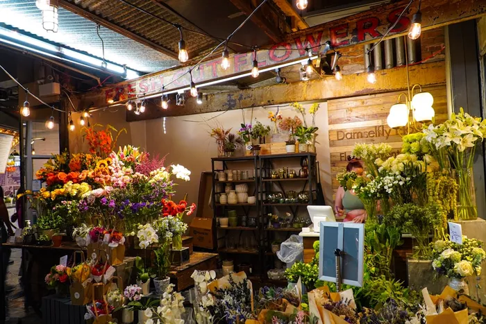 Intérieur chaleureux de la boutique et son étal de fleurs