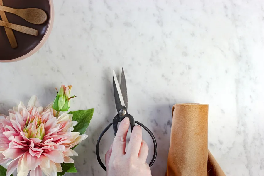 Composition d'un bouquet à la main sur un plan de travail